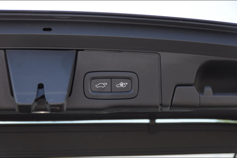 Volvo XC60 T6 350PK Automaat AWD Plus Dark / Trekhaak / BLIS / Adaptieve cruise control / Panoramadak / Apple carplay / Parkeersensoren met camera / Elektrische achterklep / Elektrische stoelen met geheugen / Stoel en stuurwielverwarming