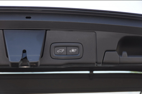Volvo XC60 T6 350PK Automaat AWD Plus Dark / Trekhaak / BLIS / Adaptieve cruise control / Panoramadak / Apple carplay / Parkeersensoren met camera / Elektrische achterklep / Elektrische stoelen met geheugen / Stoel en stuurwielverwarming
