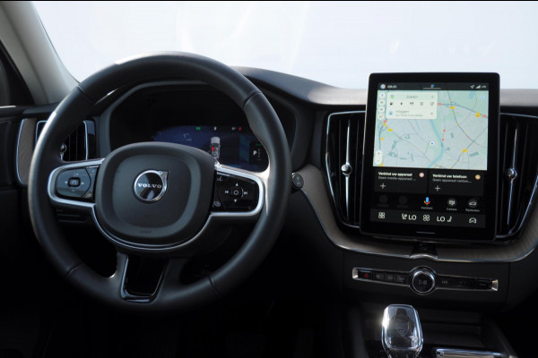 Volvo XC60 T6 350PK Automaat AWD Plus Dark / Trekhaak / BLIS / Adaptieve cruise control / Panoramadak / Apple carplay / Parkeersensoren met camera / Elektrische achterklep / Elektrische stoelen met geheugen / Stoel en stuurwielverwarming
