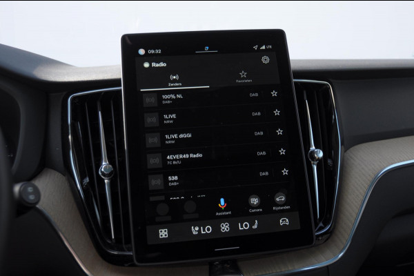 Volvo XC60 T6 350PK Automaat AWD Plus Dark / Trekhaak / BLIS / Adaptieve cruise control / Panoramadak / Apple carplay / Parkeersensoren met camera / Elektrische achterklep / Elektrische stoelen met geheugen / Stoel en stuurwielverwarming