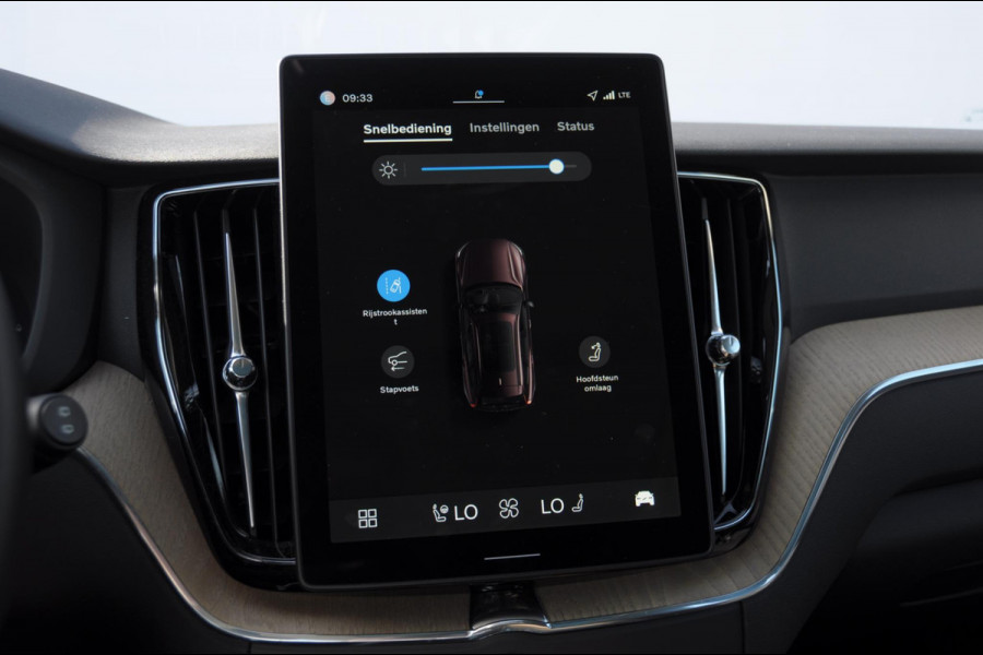 Volvo XC60 T6 350PK Automaat AWD Plus Dark / Trekhaak / BLIS / Adaptieve cruise control / Panoramadak / Apple carplay / Parkeersensoren met camera / Elektrische achterklep / Elektrische stoelen met geheugen / Stoel en stuurwielverwarming