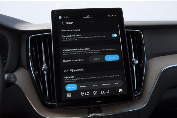 Volvo XC60 T6 350PK Automaat AWD Plus Dark / Trekhaak / BLIS / Adaptieve cruise control / Panoramadak / Apple carplay / Parkeersensoren met camera / Elektrische achterklep / Elektrische stoelen met geheugen / Stoel en stuurwielverwarming
