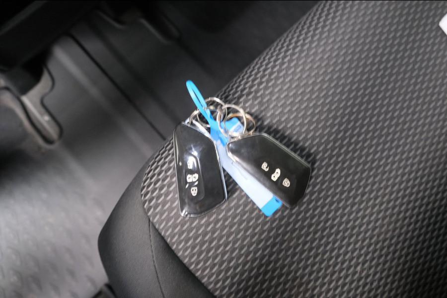 Volkswagen ID. Buzz Cargo 77 kWh SOH 94% - Airco, Cruise, Virtual display, 2x Schuifdeur, PDC, Navi, Trekhaak.