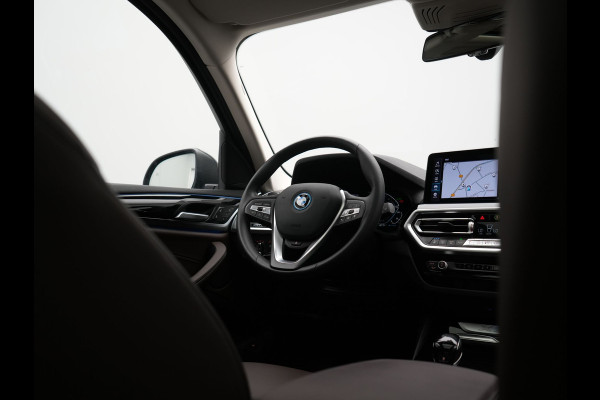 BMW X3 xDrive30e High Executive SOH 92.3% 293pk Dealer O.H | Trekhaak Af Fabriek | Panodak | Head Up | 360 Camera | Laser LED | Hifi Audio | Lederen Sportstoelen Memory & Ventilatie | Keyless | Apple Carplay | Stuur & Stoelen Verwarmd | Cruise Control | Navigatie | Virtual | DAB | 18" L.M | Plug In Hybrid |