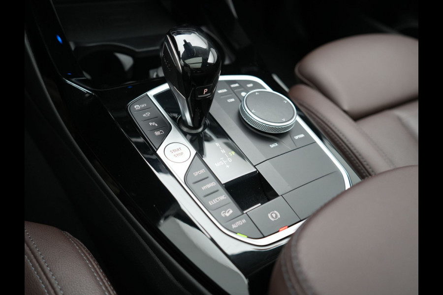 BMW X3 xDrive30e High Executive SOH 92.3% 293pk Dealer O.H | Trekhaak Af Fabriek | Panodak | Head Up | 360 Camera | Laser LED | Hifi Audio | Lederen Sportstoelen Memory & Ventilatie | Keyless | Apple Carplay | Stuur & Stoelen Verwarmd | Cruise Control | Navigatie | Virtual | DAB | 18" L.M | Plug In Hybrid |