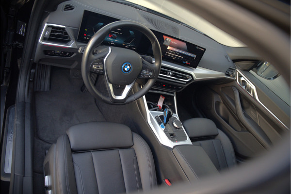 BMW i4 eDrive40 84 kWh | Stoelverwarming | Stuurverwarming | Apple Carplay | Adaptive Cruise Control | Memory Seat | Trekhaak | Camera | Parkeersensoren | Navigatie | Ambiance Verlichting | HIFI | SOH 96.52% |