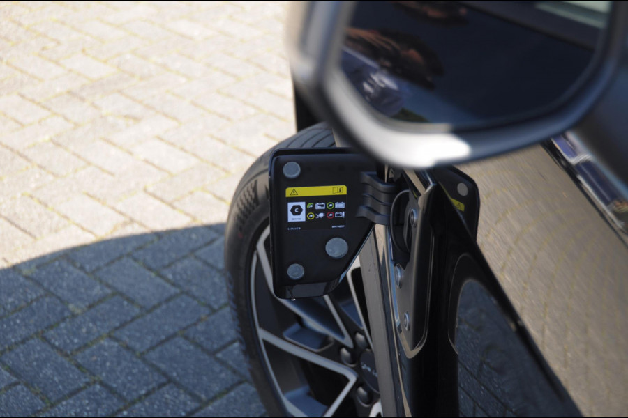 Lynk & Co 01 276PK Automaat Core / Adaptieve cruise control / Stoel - en stuurwielverwarming / Parkeersensoren met camera / Apple carplay / Trekhaak / Metallic lak / 19" lichtmetalen velgen