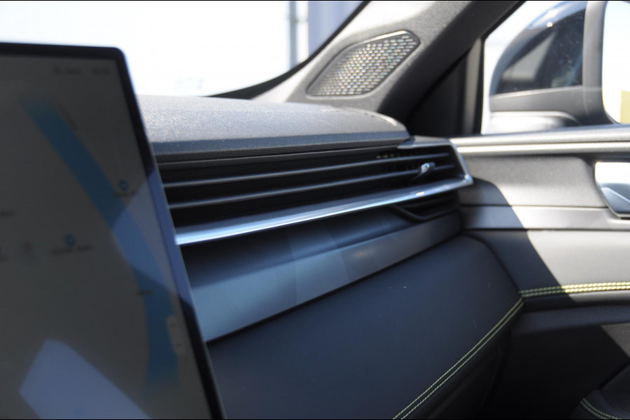 Lynk & Co 01 276PK Automaat Core / Adaptieve cruise control / Stoel - en stuurwielverwarming / Parkeersensoren met camera / Apple carplay / Trekhaak / Metallic lak / 19" lichtmetalen velgen