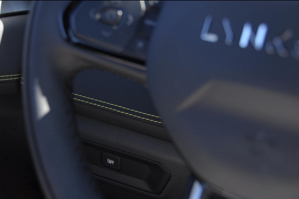 Lynk & Co 01 276PK Automaat Core / Adaptieve cruise control / Stoel - en stuurwielverwarming / Parkeersensoren met camera / Apple carplay / Trekhaak / Metallic lak / 19" lichtmetalen velgen