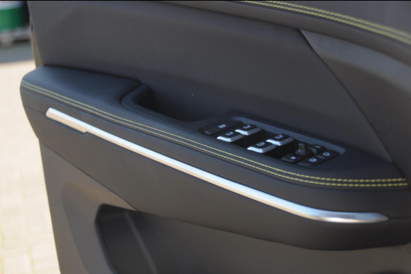 Lynk & Co 01 276PK Automaat Core / Adaptieve cruise control / Stoel - en stuurwielverwarming / Parkeersensoren met camera / Apple carplay / Trekhaak / Metallic lak / 19" lichtmetalen velgen
