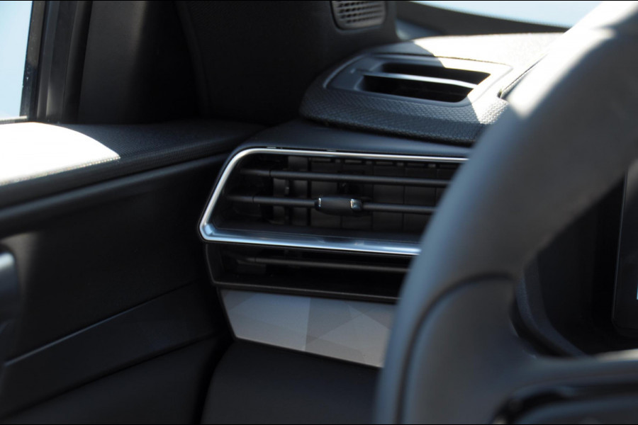 Lynk & Co 01 276PK Automaat Core / Adaptieve cruise control / Stoel - en stuurwielverwarming / Parkeersensoren met camera / Apple carplay / Trekhaak / Metallic lak / 19" lichtmetalen velgen