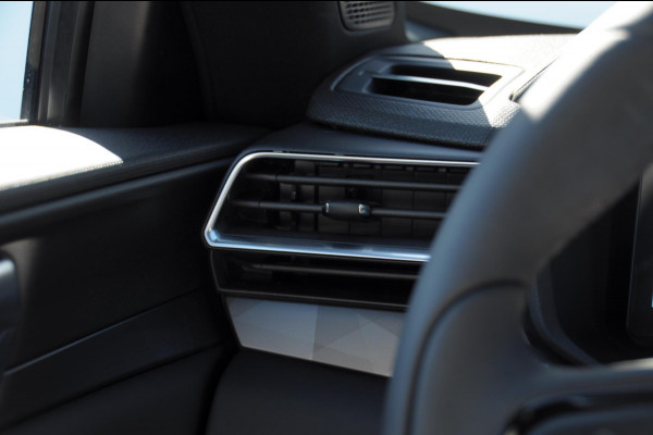 Lynk & Co 01 276PK Automaat Core / Adaptieve cruise control / Stoel - en stuurwielverwarming / Parkeersensoren met camera / Apple carplay / Trekhaak / Metallic lak / 19" lichtmetalen velgen