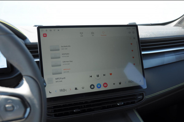 Lynk & Co 01 276PK Automaat Core / Adaptieve cruise control / Stoel - en stuurwielverwarming / Parkeersensoren met camera / Apple carplay / Trekhaak / Metallic lak / 19" lichtmetalen velgen