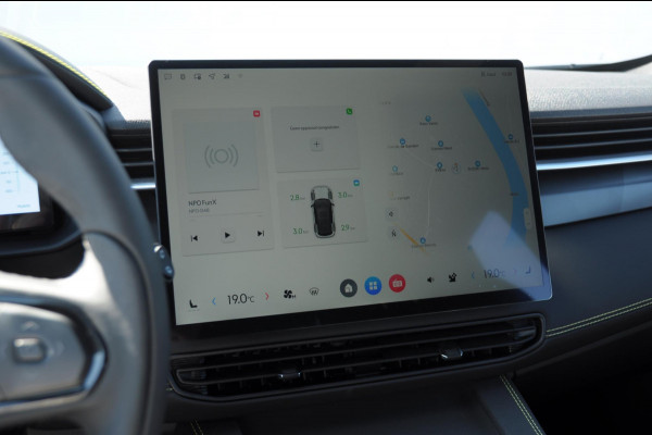 Lynk & Co 01 276PK Automaat Core / Adaptieve cruise control / Stoel - en stuurwielverwarming / Parkeersensoren met camera / Apple carplay / Trekhaak / Metallic lak / 19" lichtmetalen velgen