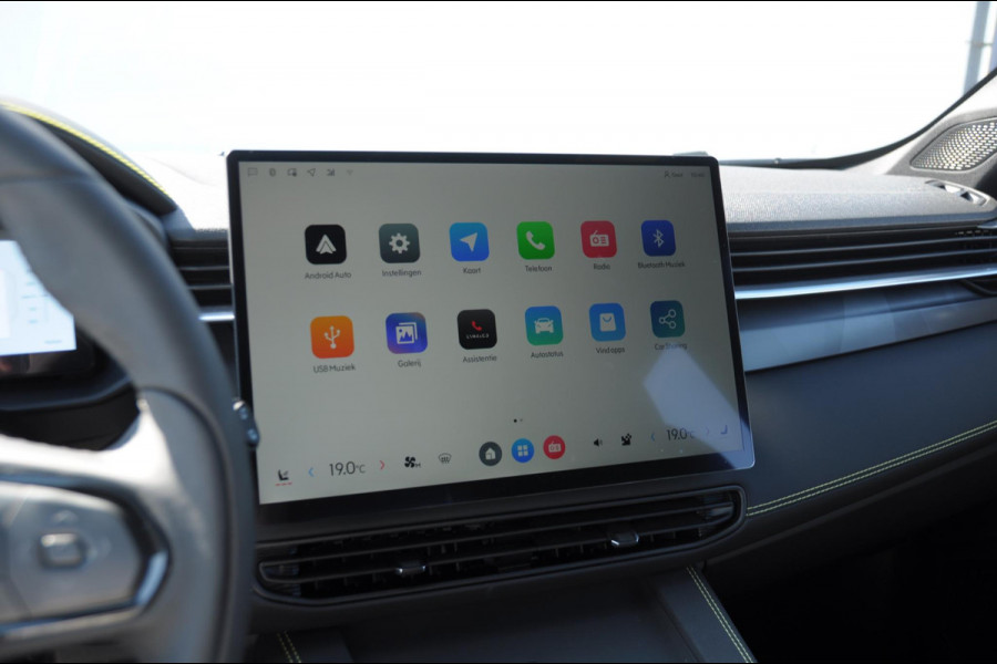 Lynk & Co 01 276PK Automaat Core / Adaptieve cruise control / Stoel - en stuurwielverwarming / Parkeersensoren met camera / Apple carplay / Trekhaak / Metallic lak / 19" lichtmetalen velgen
