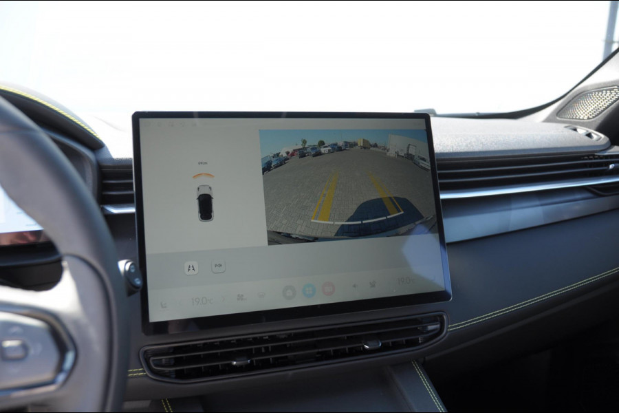 Lynk & Co 01 276PK Automaat Core / Adaptieve cruise control / Stoel - en stuurwielverwarming / Parkeersensoren met camera / Apple carplay / Trekhaak / Metallic lak / 19" lichtmetalen velgen