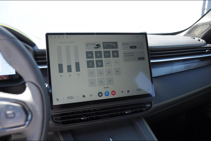 Lynk & Co 01 276PK Automaat Core / Adaptieve cruise control / Stoel - en stuurwielverwarming / Parkeersensoren met camera / Apple carplay / Trekhaak / Metallic lak / 19" lichtmetalen velgen