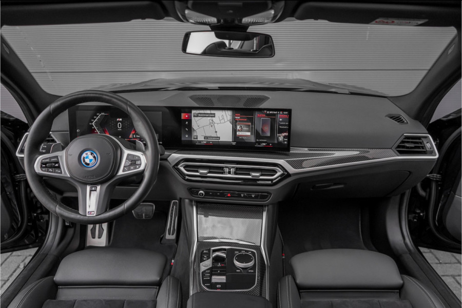 BMW 3 Serie Touring 330e M-Sport Pano ACC Trekhaak Memory 19"