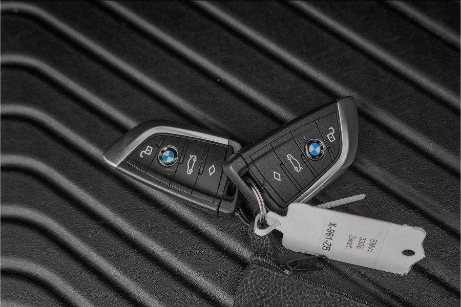BMW 3 Serie Touring 330e M-Sport Pano ACC Trekhaak Memory 19"