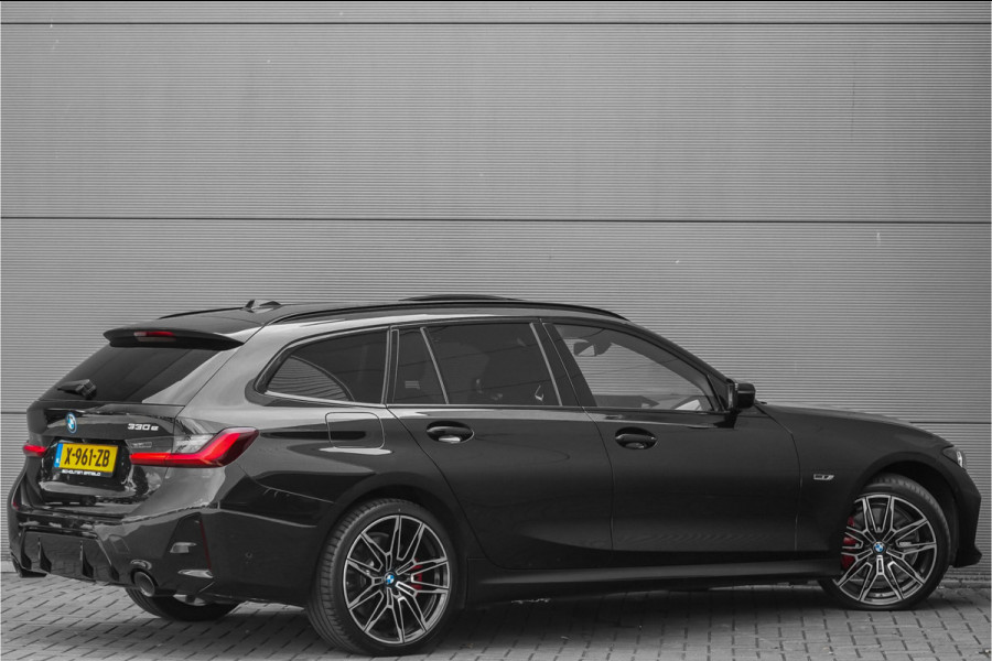 BMW 3 Serie Touring 330e M-Sport Pano ACC Trekhaak Memory 19"