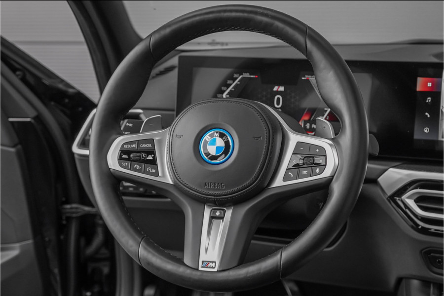 BMW 3 Serie Touring 330e M-Sport Pano ACC Trekhaak Memory 19"