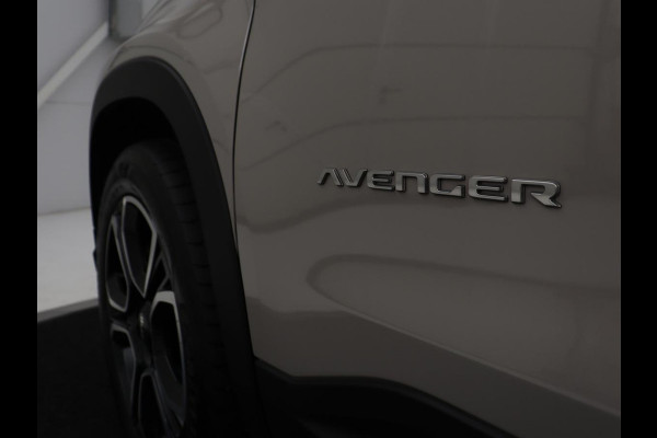 Jeep Avenger Longitude 54 kWh | SOH 97,5% | Adaptive cruise | Carplay | Camera | Full LED | Climate control | Parkeerhulp | Bluetooth | Side Assist | Digital Cockpit