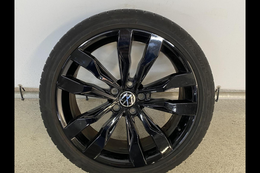 Volkswagen T-Roc 1.5 TSI R-Line 150 pk Automaat (DSG) | Navigatie via App | Panoramadak | Parkeersensoren | Adaptieve cruise control | Stoelverwarming | R-Line |