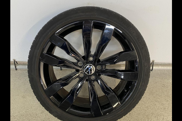 Volkswagen T-Roc 1.5 TSI R-Line 150 pk Automaat (DSG) | Navigatie via App | Panoramadak | Parkeersensoren | Adaptieve cruise control | Stoelverwarming | R-Line |