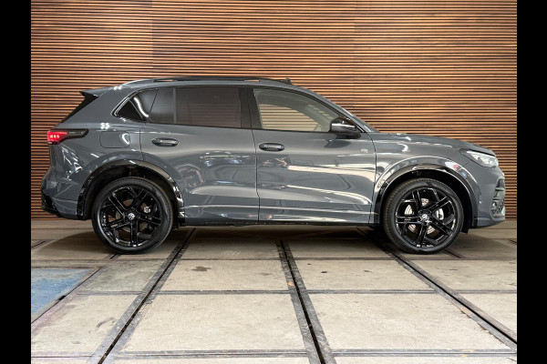 Volkswagen Tiguan 1.5 eTSI R-Line Edition | Verlengde fabrieks garantie tot 2030 | IQ.Light HD | Pano | Trekhaak | ErgoActive