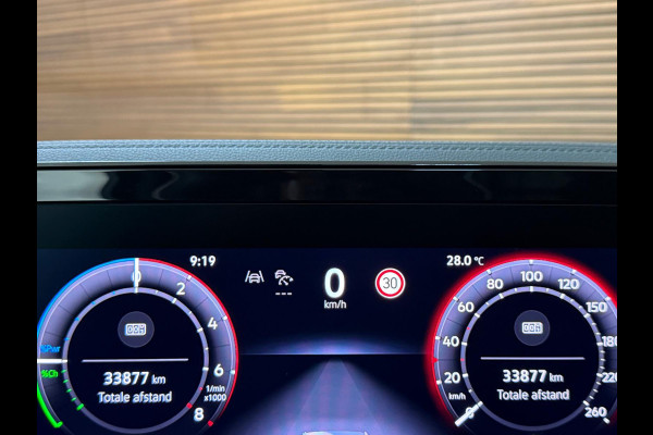 Volkswagen Tiguan 1.5 eTSI R-Line Edition | Verlengde fabrieks garantie tot 2030 | IQ.Light HD | Pano | Trekhaak | ErgoActive