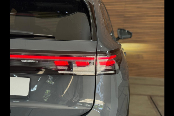 Volkswagen Tiguan 1.5 eTSI R-Line Edition | Verlengde fabrieks garantie tot 2030 | IQ.Light HD | Pano | Trekhaak | ErgoActive