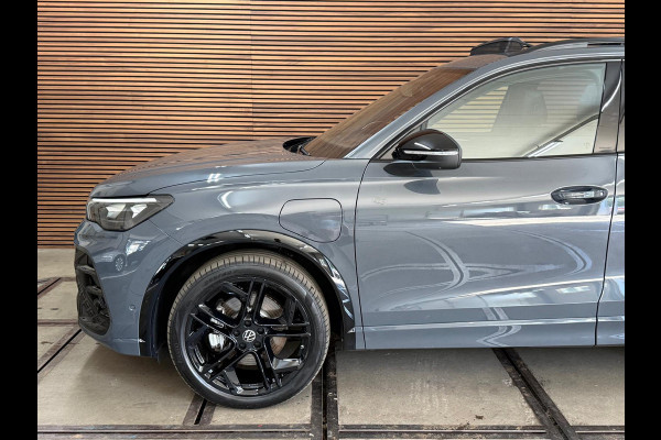 Volkswagen Tiguan 1.5 eTSI R-Line Edition | Verlengde fabrieks garantie tot 2030 | IQ.Light HD | Pano | Trekhaak | ErgoActive