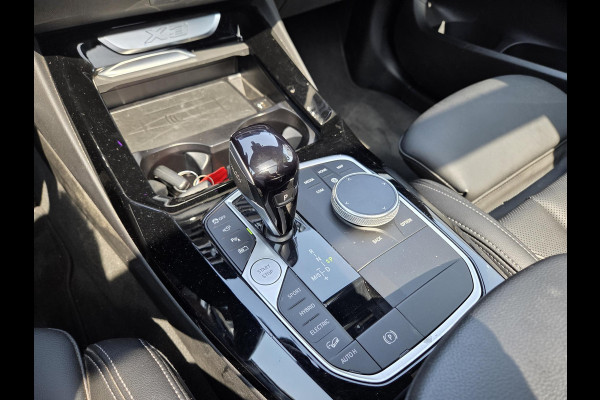 BMW X3 xDrive30e 19"/Trekhaak/Leder + memory/Adaptieve cruise/Keyless/Dodehoek/Head-up/360 camera/HiFi/LED/Sfeerverlichting