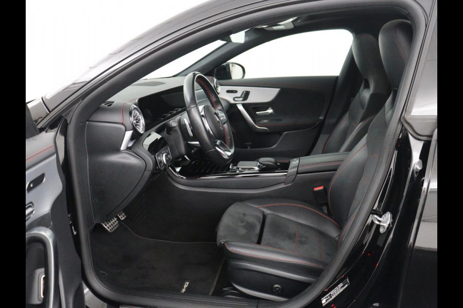 Mercedes-Benz CLA-Klasse Shooting Brake 180 Business Solution AMG | Panoramadak | Stoelverwarming | Memory | Sfeerverlichting | Matrix LED | Leder/Alcantara | Side Assist | Widescreen | Navigatie | Camera | Climate control