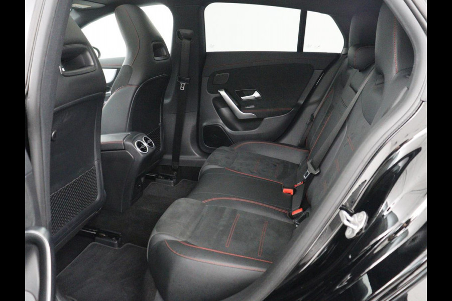 Mercedes-Benz CLA-Klasse Shooting Brake 180 Business Solution AMG | Panoramadak | Stoelverwarming | Memory | Sfeerverlichting | Matrix LED | Leder/Alcantara | Side Assist | Widescreen | Navigatie | Camera | Climate control
