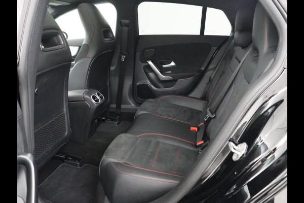 Mercedes-Benz CLA-Klasse Shooting Brake 180 Business Solution AMG | Panoramadak | Stoelverwarming | Memory | Sfeerverlichting | Matrix LED | Leder/Alcantara | Side Assist | Widescreen | Navigatie | Camera | Climate control