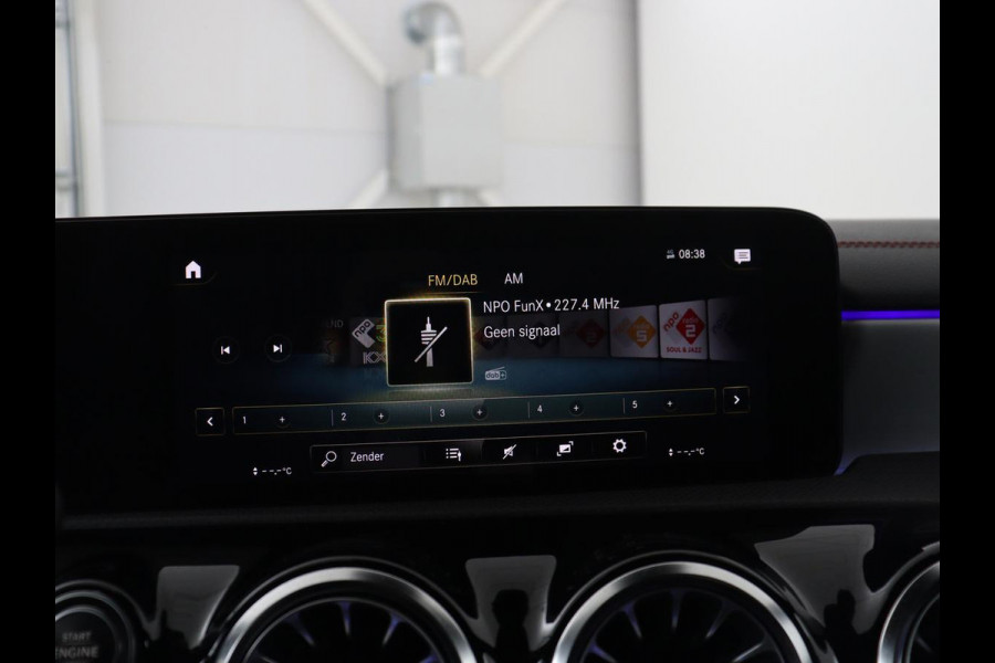 Mercedes-Benz CLA-Klasse Shooting Brake 180 Business Solution AMG | Panoramadak | Stoelverwarming | Memory | Sfeerverlichting | Matrix LED | Leder/Alcantara | Side Assist | Widescreen | Navigatie | Camera | Climate control