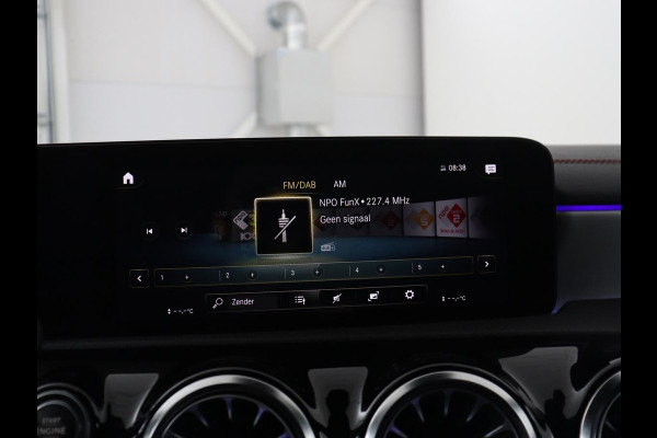 Mercedes-Benz CLA-Klasse Shooting Brake 180 Business Solution AMG | Panoramadak | Stoelverwarming | Memory | Sfeerverlichting | Matrix LED | Leder/Alcantara | Side Assist | Widescreen | Navigatie | Camera | Climate control