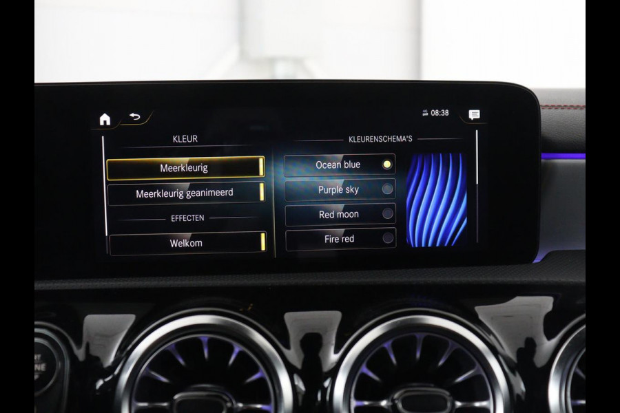 Mercedes-Benz CLA-Klasse Shooting Brake 180 Business Solution AMG | Panoramadak | Stoelverwarming | Memory | Sfeerverlichting | Matrix LED | Leder/Alcantara | Side Assist | Widescreen | Navigatie | Camera | Climate control