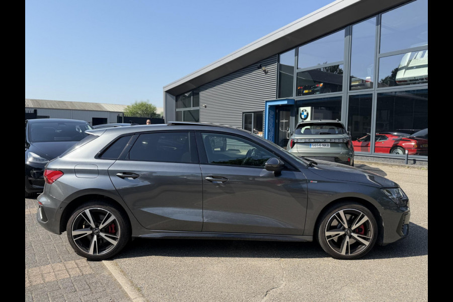 Audi A3 Sportback 45 TFSI e S edition Competition 245 PK PHEV | VAN € 34.900,- VOOR € 32.877,- | UW WK-VOORDEEL: € 2.023,- | S-LINE INTERIEUR & EXTERIEUR | PANORAMADAK | KEYLESS GO & START | BLACK OPTIC PAKKET | STOELVERWARMING | AUDI DEALER ONDERHOUDEN |