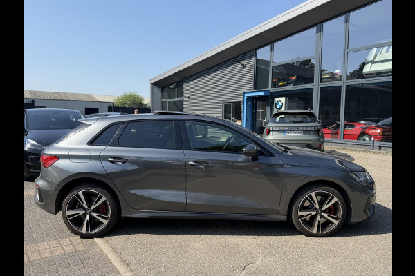 Audi A3 Sportback 45 TFSI e S edition Competition 245 PK PHEV | VAN € 34.900,- VOOR € 32.877,- | UW WK-VOORDEEL: € 2.023,- | S-LINE INTERIEUR & EXTERIEUR | PANORAMADAK | KEYLESS GO & START | BLACK OPTIC PAKKET | STOELVERWARMING | AUDI DEALER ONDERHOUDEN |