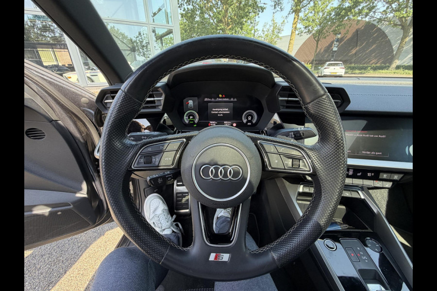 Audi A3 Sportback 45 TFSI e S edition Competition 245 PK PHEV | VAN € 34.900,- VOOR € 32.877,- | UW WK-VOORDEEL: € 2.023,- | S-LINE INTERIEUR & EXTERIEUR | PANORAMADAK | KEYLESS GO & START | BLACK OPTIC PAKKET | STOELVERWARMING | AUDI DEALER ONDERHOUDEN |