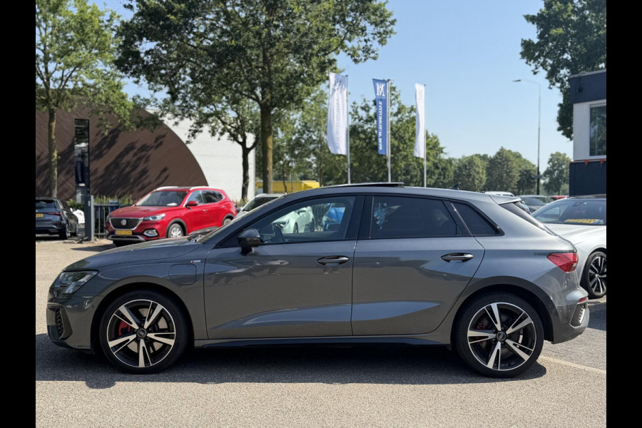 Audi A3 Sportback 45 TFSI e S edition Competition 245 PK PHEV | VAN € 34.900,- VOOR € 32.877,- | UW WK-VOORDEEL: € 2.023,- | S-LINE INTERIEUR & EXTERIEUR | PANORAMADAK | KEYLESS GO & START | BLACK OPTIC PAKKET | STOELVERWARMING | AUDI DEALER ONDERHOUDEN |
