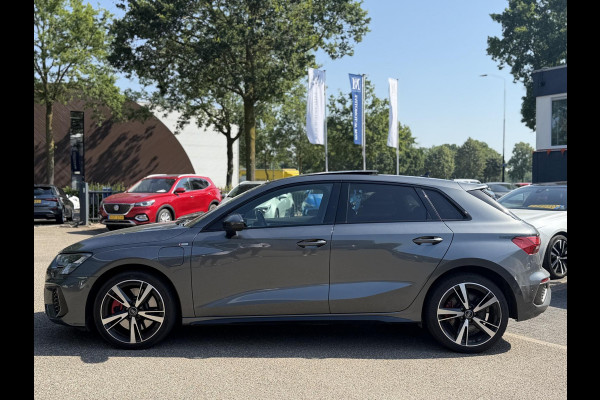 Audi A3 Sportback 45 TFSI e S edition Competition 245 PK PHEV | VAN € 34.900,- VOOR € 32.877,- | UW WK-VOORDEEL: € 2.023,- | S-LINE INTERIEUR & EXTERIEUR | PANORAMADAK | KEYLESS GO & START | BLACK OPTIC PAKKET | STOELVERWARMING | AUDI DEALER ONDERHOUDEN |