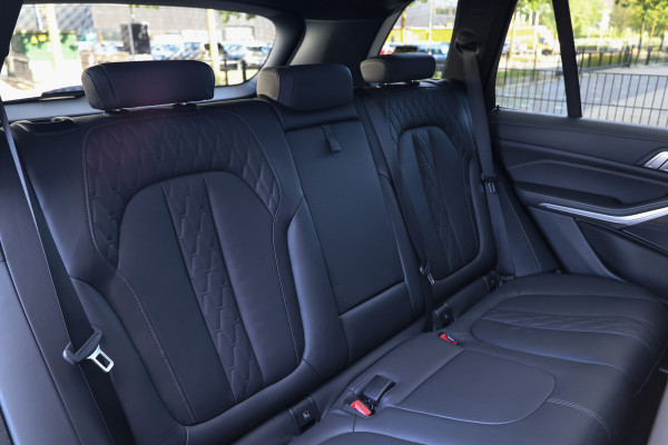 BMW X5 xDrive45e High Executive | BTW | M-SPORT | HUD | 4WIELSTUURING | SKYLOUNGE | CABRON | 22'' | ACC | DEALER ONDH | 360 |