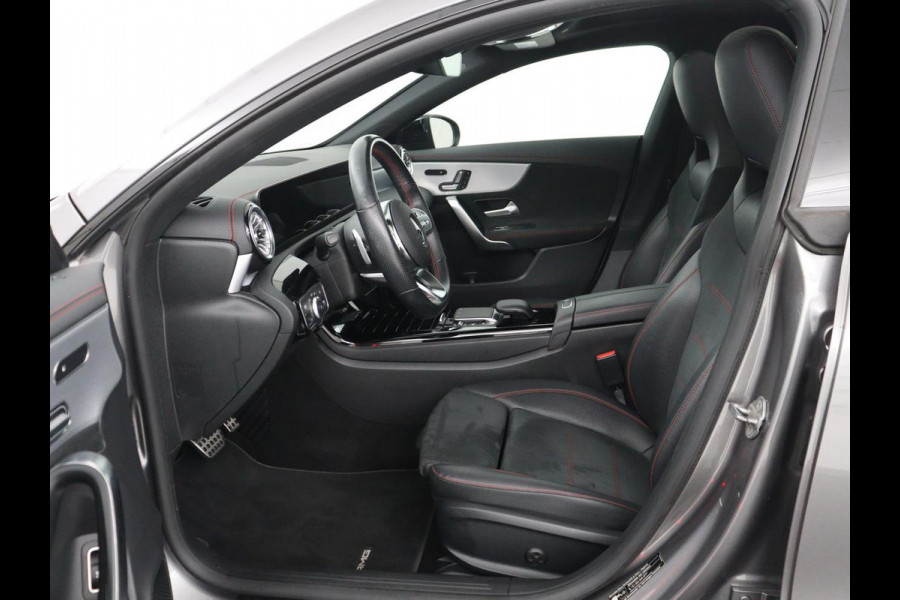 Mercedes-Benz CLA-Klasse Shooting Brake 180 Business Solution AMG | Panoramadak | Stoelverwarming | Memory | Sfeerverlichting | Matrix LED | Leder/Alcantara | Side Assist | Widescreen | Navigatie | Camera | Climate control