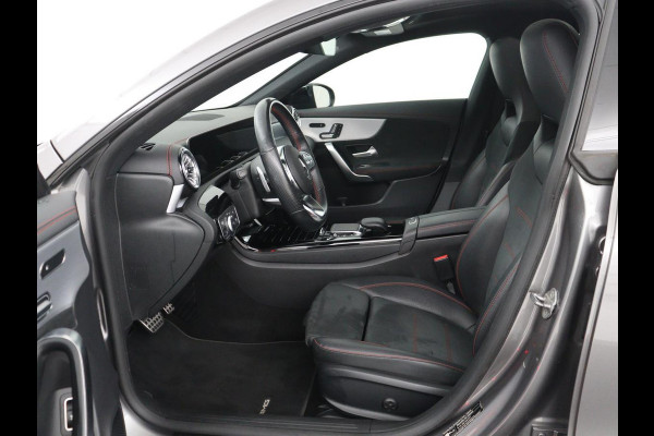 Mercedes-Benz CLA-Klasse Shooting Brake 180 Business Solution AMG | Panoramadak | Stoelverwarming | Memory | Sfeerverlichting | Matrix LED | Leder/Alcantara | Side Assist | Widescreen | Navigatie | Camera | Climate control