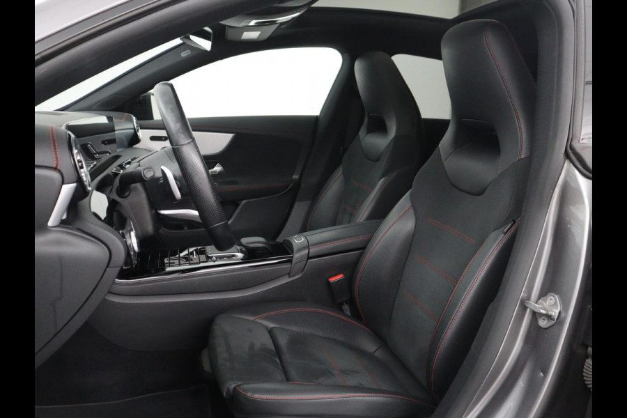 Mercedes-Benz CLA-Klasse Shooting Brake 180 Business Solution AMG | Panoramadak | Stoelverwarming | Memory | Sfeerverlichting | Matrix LED | Leder/Alcantara | Side Assist | Widescreen | Navigatie | Camera | Climate control
