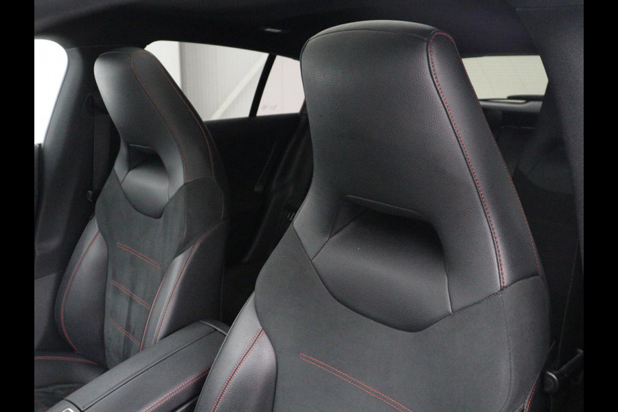 Mercedes-Benz CLA-Klasse Shooting Brake 180 Business Solution AMG | Panoramadak | Stoelverwarming | Memory | Sfeerverlichting | Matrix LED | Leder/Alcantara | Side Assist | Widescreen | Navigatie | Camera | Climate control