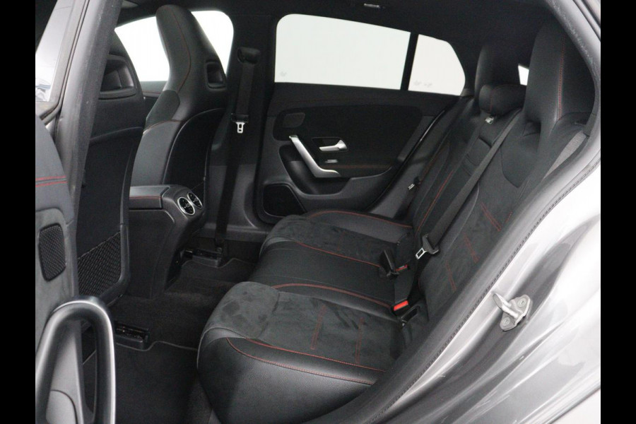 Mercedes-Benz CLA-Klasse Shooting Brake 180 Business Solution AMG | Panoramadak | Stoelverwarming | Memory | Sfeerverlichting | Matrix LED | Leder/Alcantara | Side Assist | Widescreen | Navigatie | Camera | Climate control
